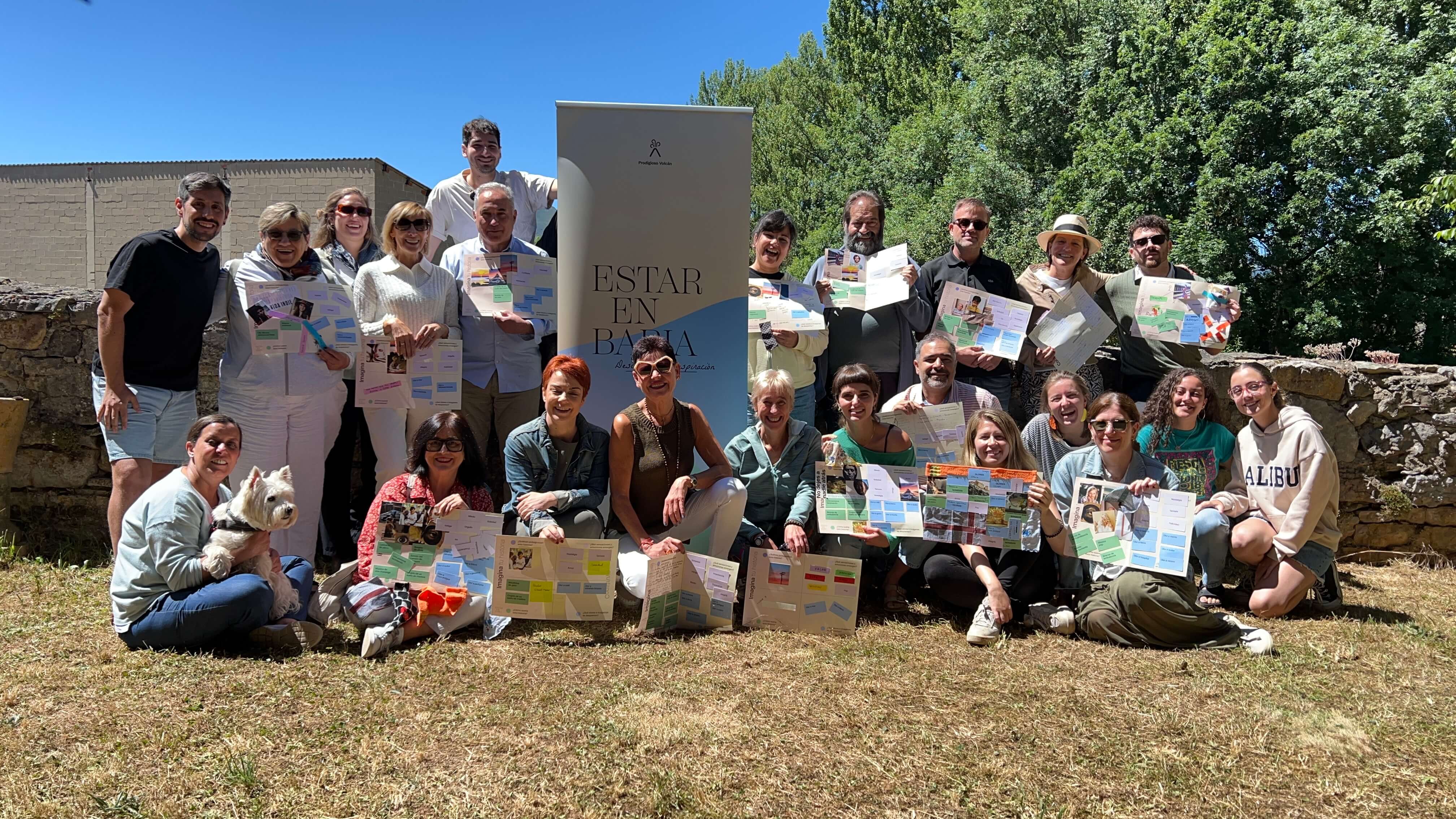 Participantes sujetando tableros